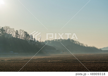 朝もや漂う早春の大河原町 48909318