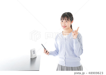 QRコード決済をする若い女性 48909623