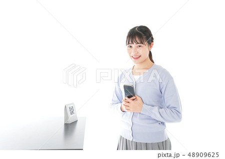 QRコード決済をする若い女性 QRコード決済をする若い女性 48909625