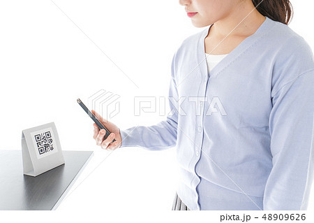 QRコード決済をする若い女性 QRコード決済をする若い女性 48909626