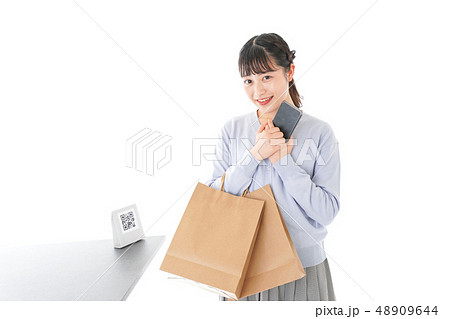 QRコード決済をする若い女性 QRコード決済をする若い女性 48909644