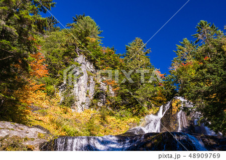（長野県）紅葉の乗鞍高原　三本滝 48909769
