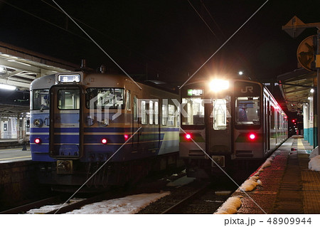 弥彦線E127系（吉田駅） 48909944