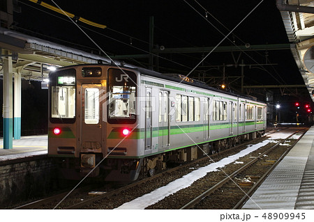 冬の弥彦線E127系（吉田駅） 48909945