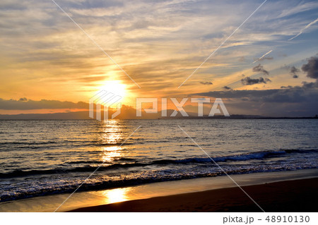 片瀬海岸から見る箱根山に沈む太陽と富士山 48910130
