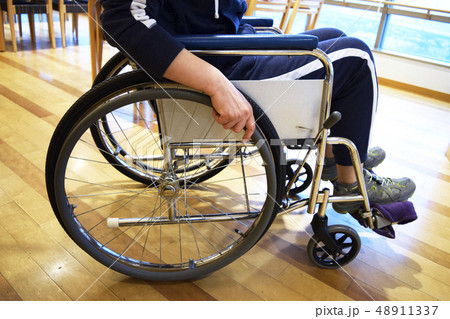 車椅子に乗った女性のイメージ 車椅子に乗った女性のイメージ 48911337