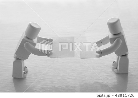名刺交換で名刺を差し出すAIロボット 48911726