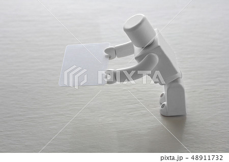 名刺交換で名刺を差し出すAIロボット 名刺交換で名刺を差し出すAIロボット 48911732