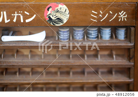 昭和レトロな日本風の小さな雑貨と陳列棚 48912056