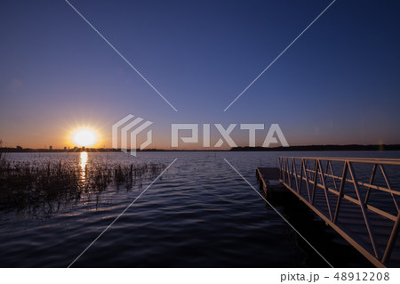 夕暮れの湖畔の風景 48912208