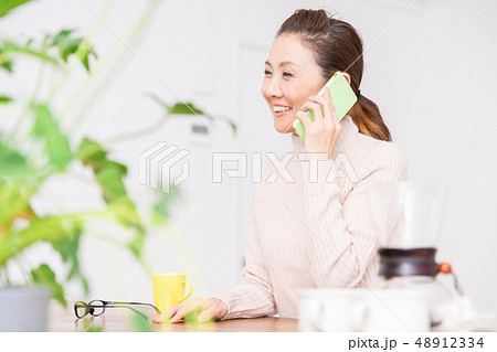 電話をするシニア女性 48912334