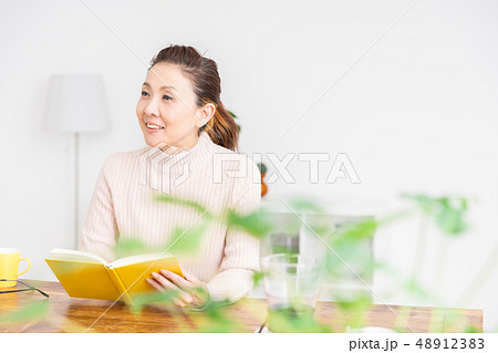 本を読むシニア女性 本を読むシニア女性 48912383