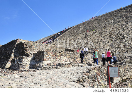 ティワカン遺跡 太陽のピラミッド登り口(メキシコ) ティワカン遺跡 太陽のピラミッド登り口(メキシコ) 48912586