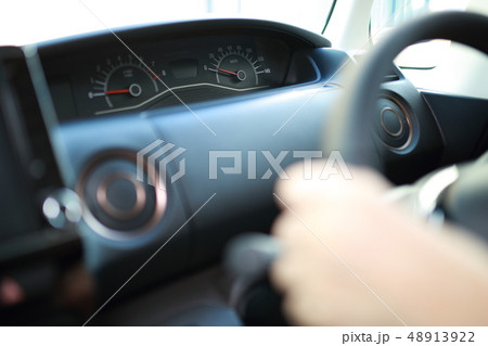 運転手 (ドライバー おでかけ 外出 人物 ボディパーツ 顔なし 乗用車 女性 シニア 発車 停車) 運転手 (ドライバー おでかけ 外出 人物 ボディパーツ 顔なし 乗用車 女性 シニア 発車 停車) 48913922