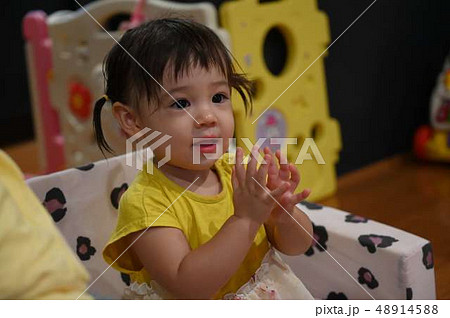 かわいいハーフ１歳の女の子 手をたたいているの写真素材 4145