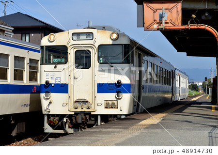 上り列車と交換するJR九州キハ47系香椎線下り列車 上り列車と交換するJR九州キハ47系香椎線下り列車 48914730