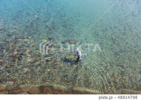 渓流の釣り人 48914798