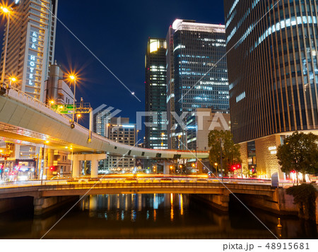夕暮れの水都大阪 錦橋から見る肥後橋とビル群 夕暮れの水都大阪 錦橋から見る肥後橋とビル群 48915681