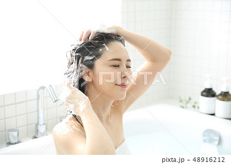 髪を洗う女性 48916212