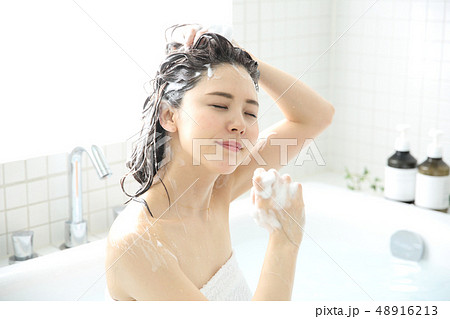 髪を洗う女性 48916213