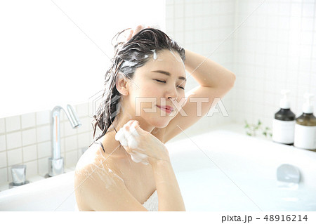 髪を洗う女性 48916214