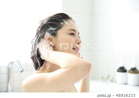 髪を洗う女性 48916215