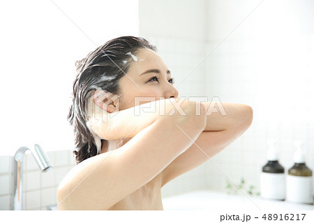 髪を洗う女性 48916217