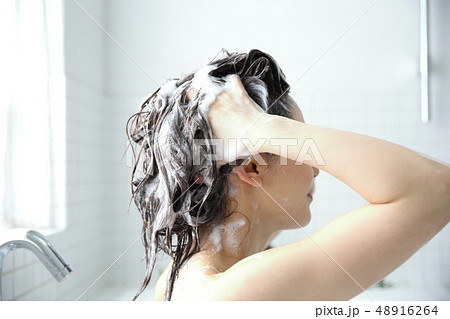 髪を洗う女性 48916264