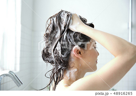 髪を洗う女性 48916265