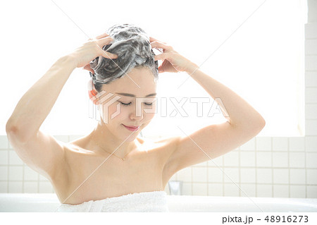 髪を洗う女性 48916273