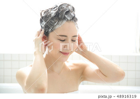 髪を洗う女性 48916319