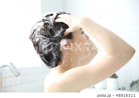 髪を洗う女性 48916321