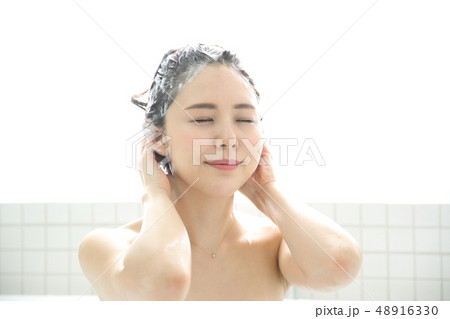 髪を洗う女性 48916330