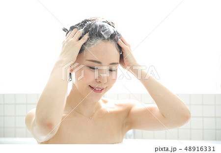 髪を洗う女性 48916331