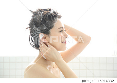 髪を洗う女性 48916332