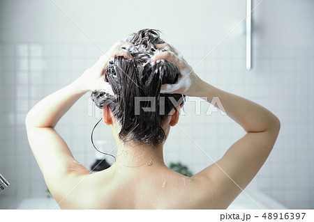 髪を洗う女性 48916397