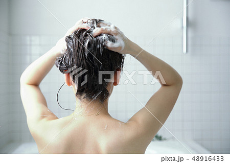 髪を洗う女性の写真素材