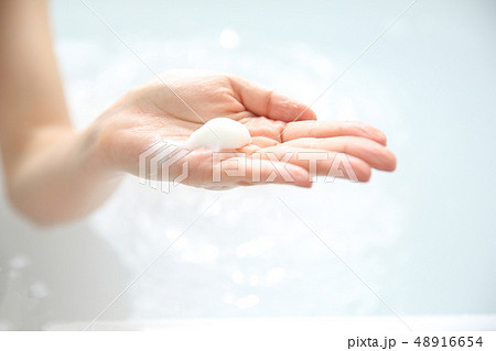 トリートメントを出す手元 48916654