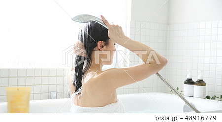 シャワーを浴びる女性の写真素材