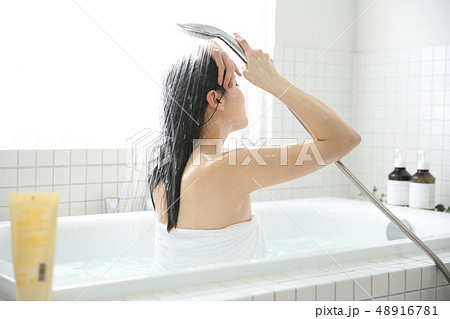 シャワーを浴びる女性 48916781