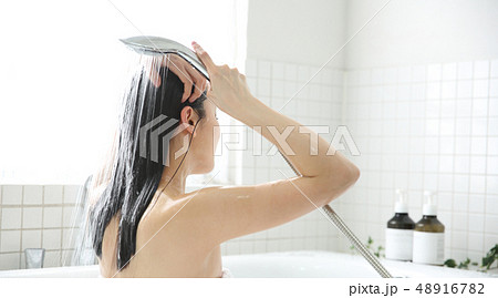 シャワーを浴びる女性 シャワーを浴びる女性 48916782