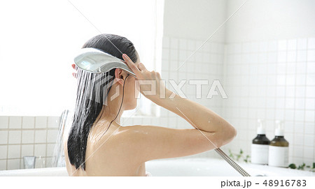 シャワーを浴びる女性 シャワーを浴びる女性 48916783