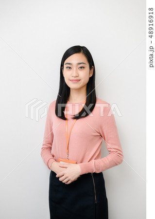 無地背景女性モデル 48916918