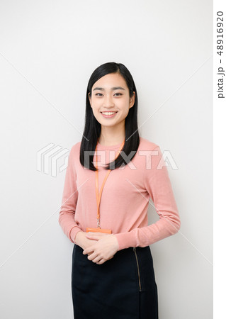 無地背景女性モデル 48916920