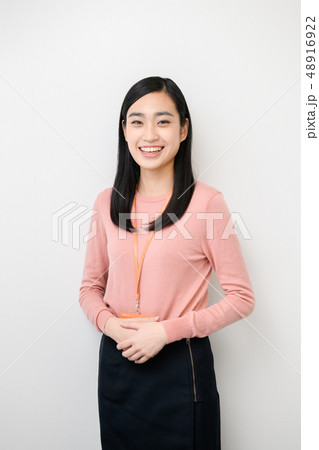 無地背景女性モデル 48916922