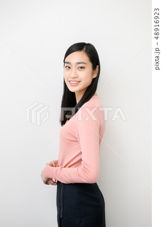 無地背景女性モデル 48916923
