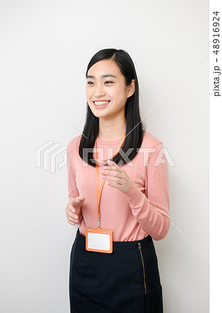 無地背景女性モデル 48916924