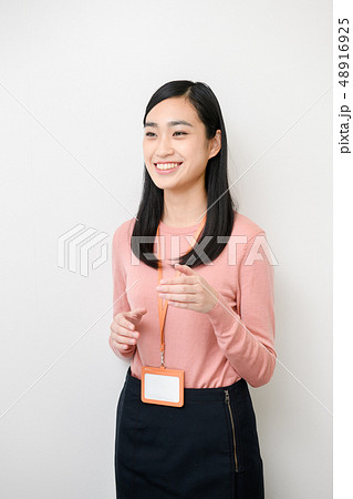 無地背景女性モデル 48916925