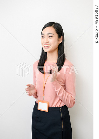 無地背景女性モデル 無地背景女性モデル 48916927