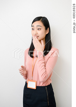 無地背景女性モデル 48916928